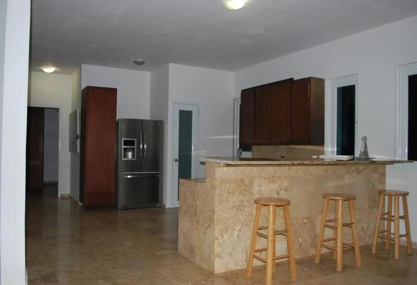 سوییت لوکس, Manati World Point Inn