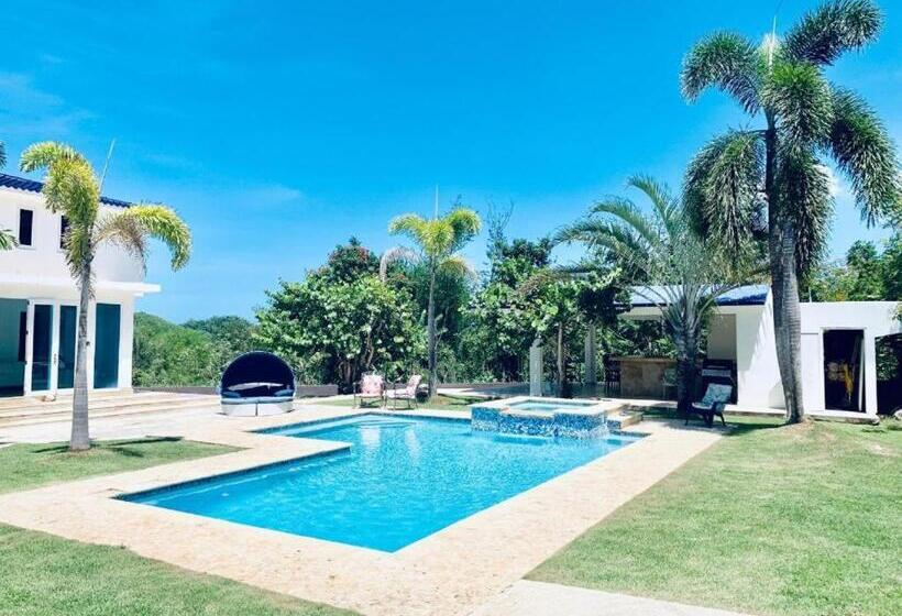 سوییت لوکس, Manati World Point Inn