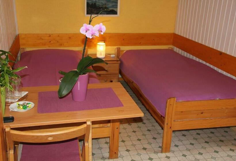 اتاق استاندارد سه نفره, Mekina Guesthouse