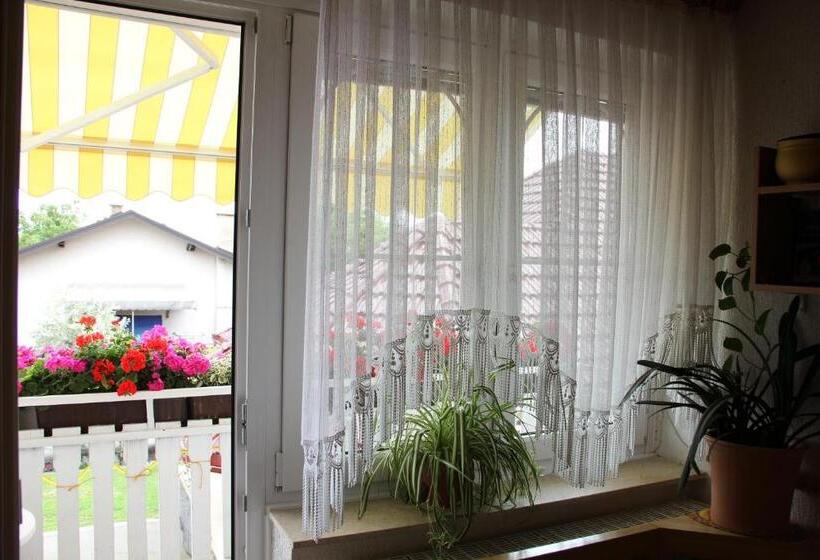 استودیوی استاندارد, Mekina Guesthouse