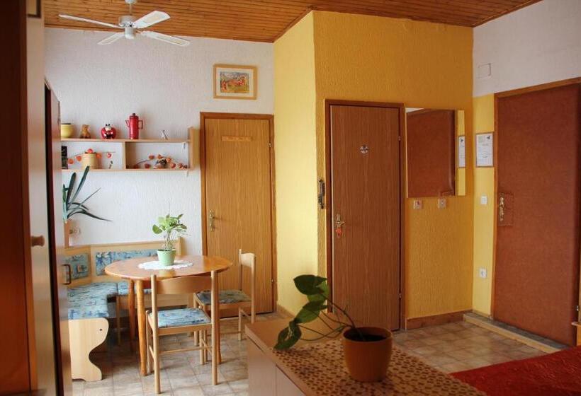 استودیوی استاندارد, Mekina Guesthouse
