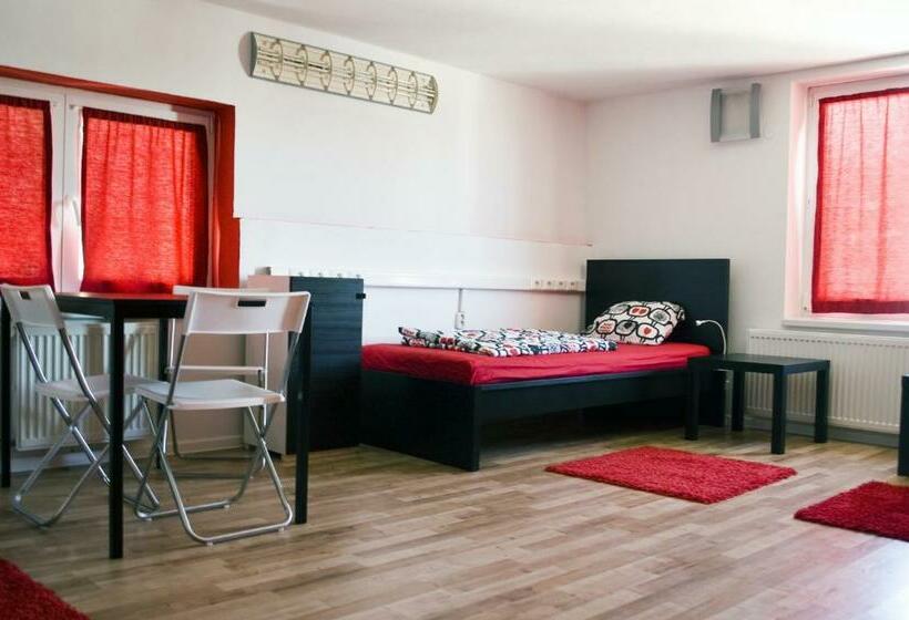 اتاق استاندارد چهارنفره با سرویس بهداشتی مشترک, Nitra Glycerin Hostel