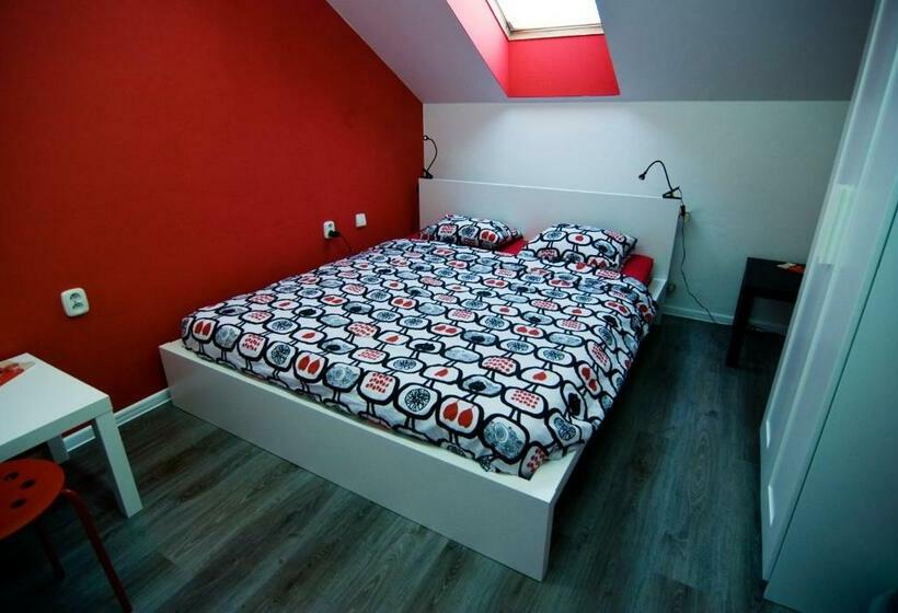 اتاق استاندارد با سرویس بهداشتی مشترک, Nitra Glycerin Hostel