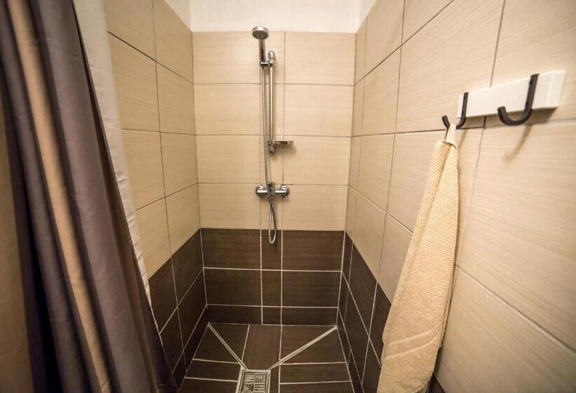 اتاق استاندارد, Nitra Glycerin Hostel