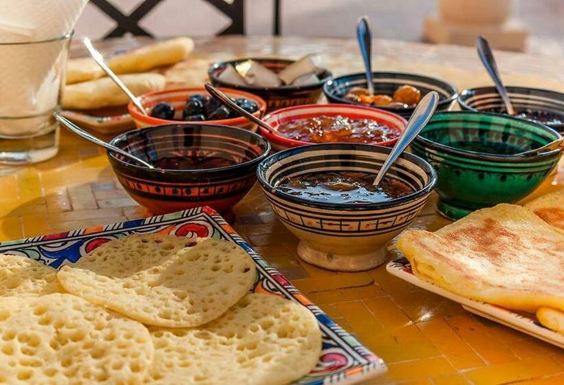 اتاق استاندارد با سرویس بهداشتی مشترک, Karim Sahara