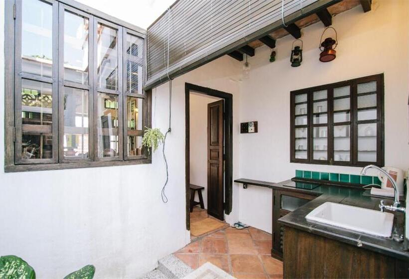 استودیوی لوکس, Boutique Guest House