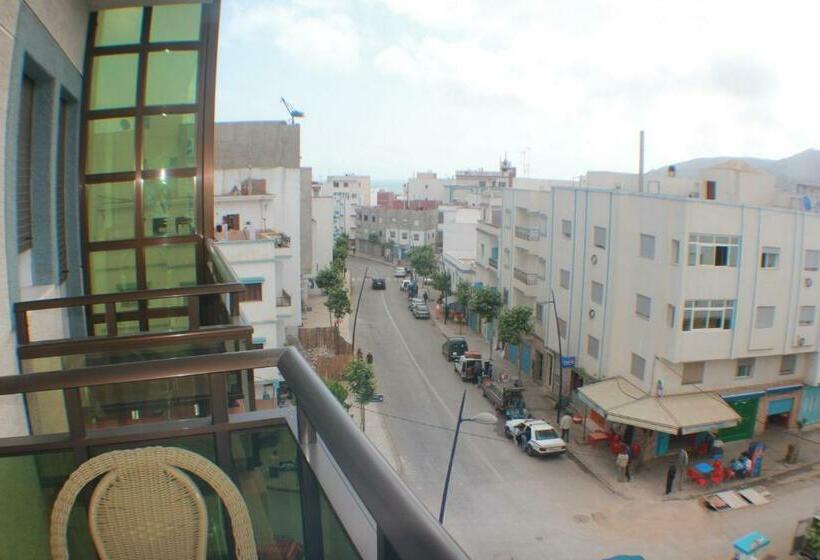 اتاق استاندارد سه نفره, Sary S