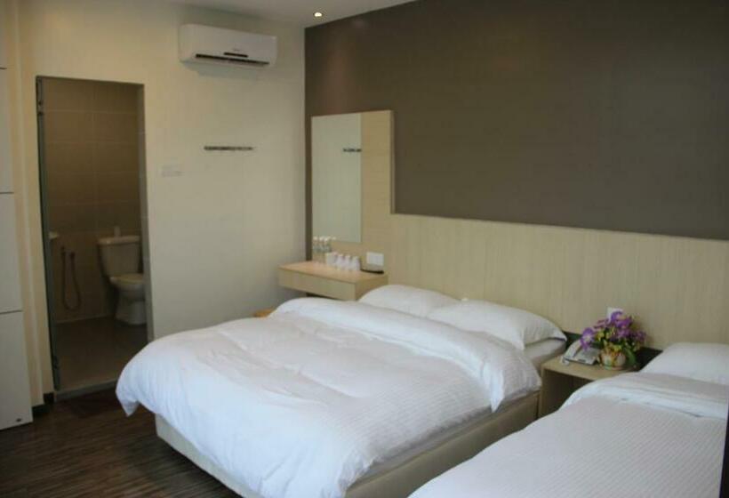 Quarto Triplo Estandar, Setia Inn