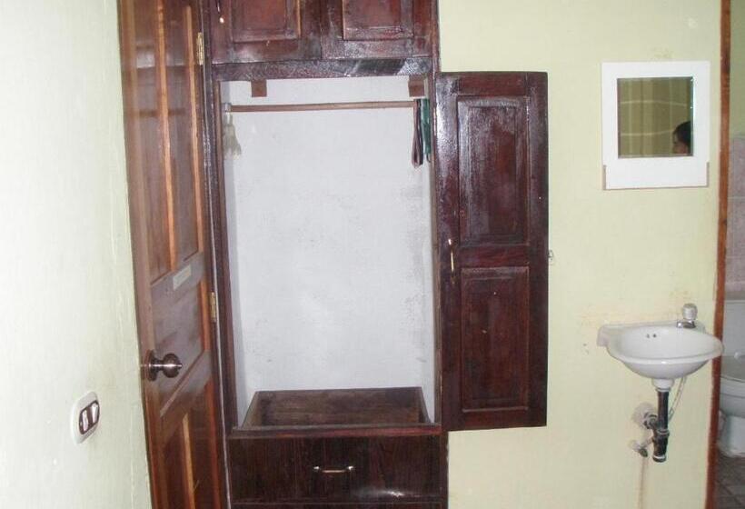 اتاق استاندارد سه نفره, Hostal Brisas Y Olas