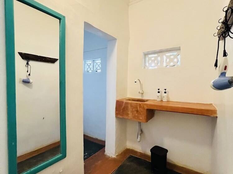 Economy Quadruple Room, Pili Pili Beach Bungalows