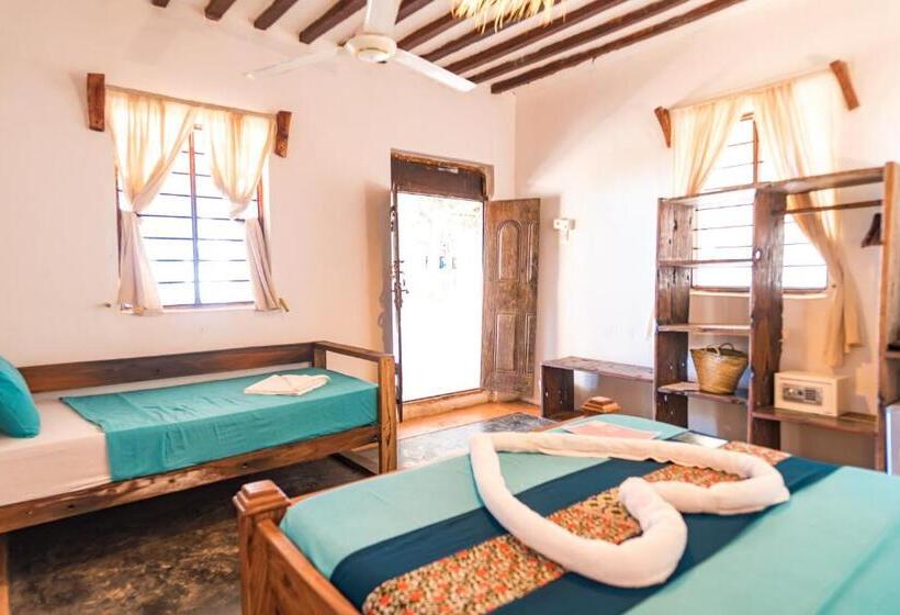 اتاق استاندارد سه تخته با چشم‌انداز باغ, Pili Pili Beach Bungalows