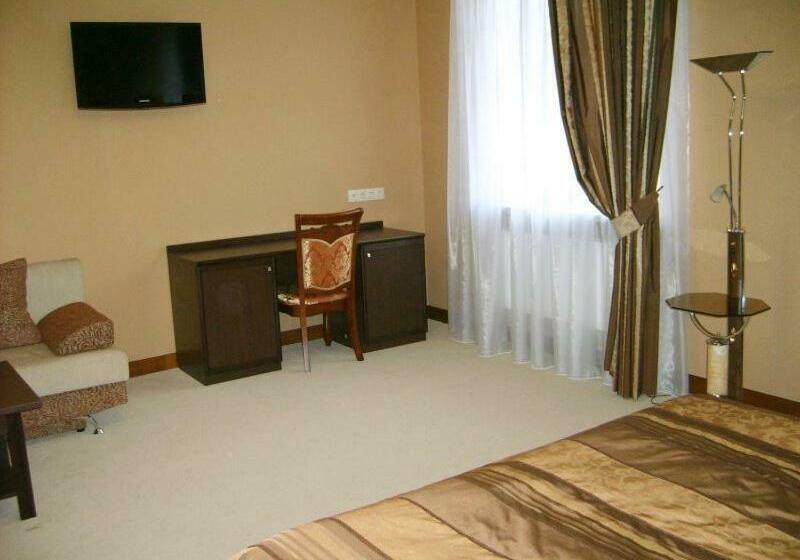 סוויטת ג'וניור, Complex Gayki