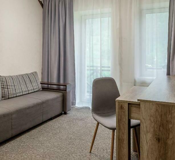 סוויטת ג'וניור, Zahar Berkut