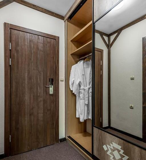 סוויטת ג'וניור משפחתית, Zahar Berkut