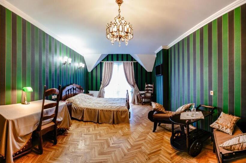 סוויטת ג'וניור, Stara Pravda Hotel   History