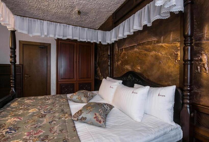 סוויטה, Stara Pravda Hotel   History