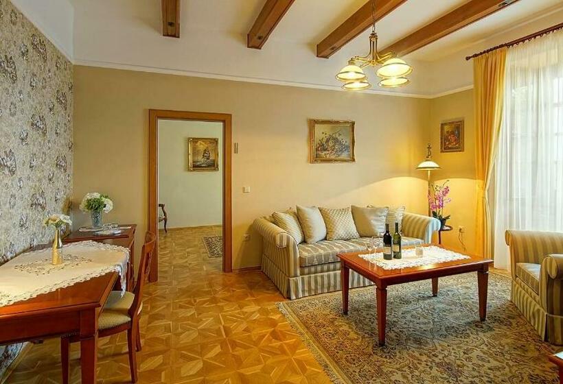 Президентский Люкс, Akademie A Depandance Vila Jarmila