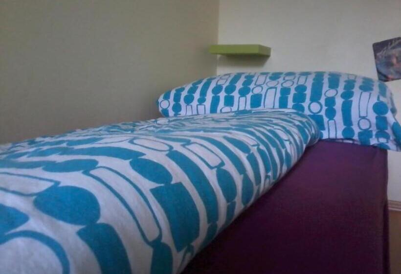 חדר סטנדרט לשלושה עם חדר אמבטיה משוף, Ruta 80 Hostel
