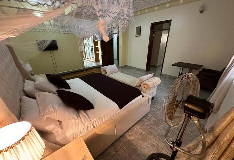 اتاق لوکس با تخت بزرگ, Ezeife Guesthouse
