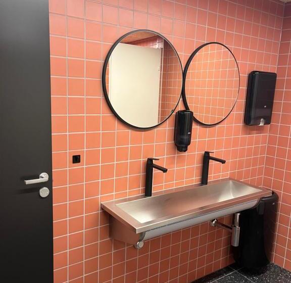 标准三人间共用浴室, City Hostel Bergen