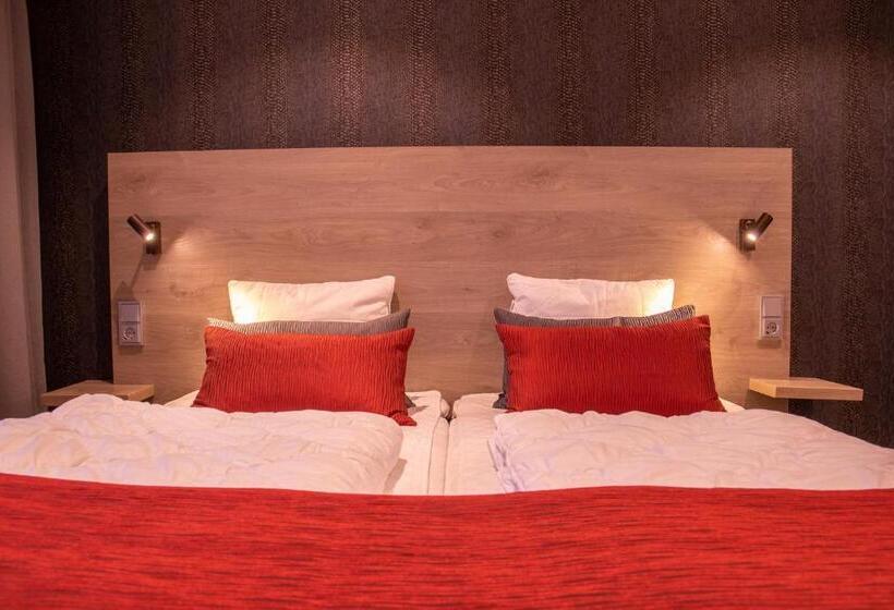اتاق استاندارد سه تخته با سرویس بهداشتی مشترک, Dream  Luxury Hostel