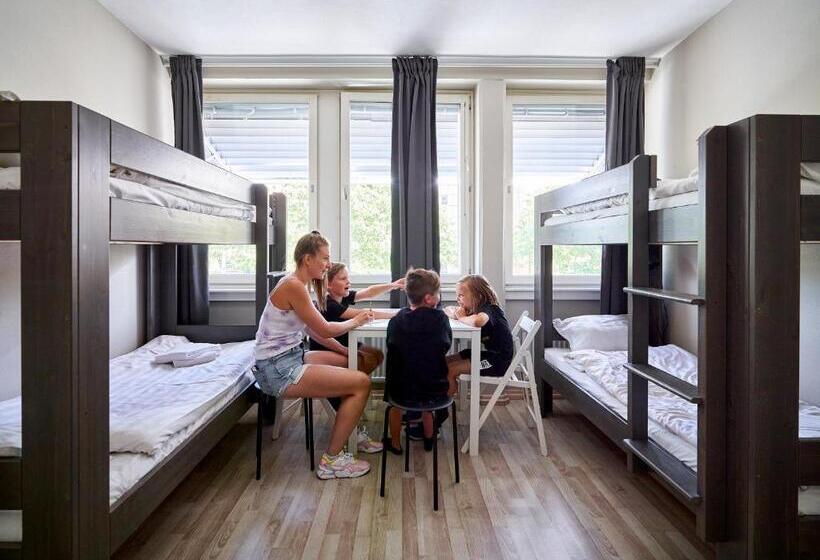 חדר סטנדרטי לארבעה עם חדר אמבטיה משותף, Göteborg Hostel