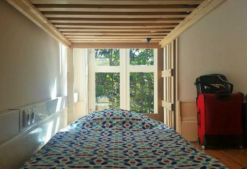 اتاق خانوادگی, O2 Hostel