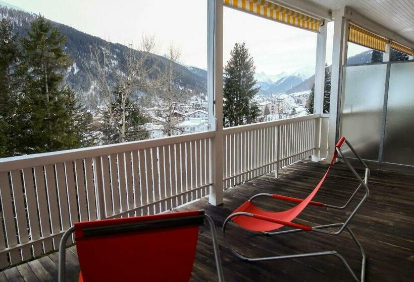 标准间带阳台, Davos Youth Hostel