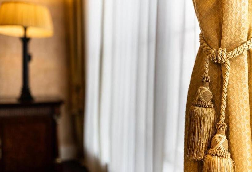 Четырехместный Номер Стандарт, Grand Boutique Hotel Restaurant Huis Vermeer