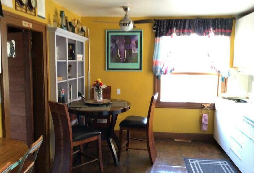 اتاق لوکس, Nisku Guest House