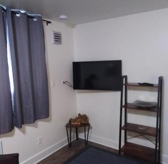 استودیوی استاندارد, Black Rooster Guesthouse
