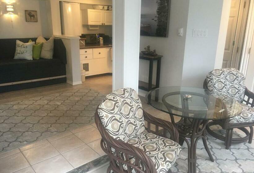 سوئیت با تخت بزرگ, Long Lake Waterfront Bed And Breakfast