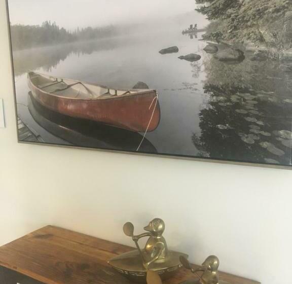 سوئیت با تخت بزرگ, Long Lake Waterfront Bed And Breakfast