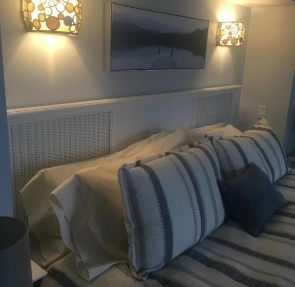 سوئیت با تخت بزرگ, Long Lake Waterfront Bed And Breakfast