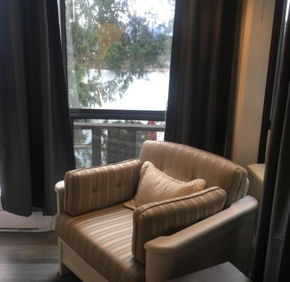 سوییت, Long Lake Waterfront Bed And Breakfast