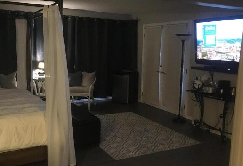 Deluxe Suite King Bed, Long Lake Waterfront Bed And Breakfast