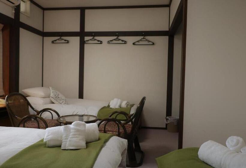 Quarto Quadruplo Estandar Banheiro Compartilhado, White Silver Hakuba