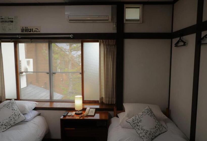 Quarto Quadruplo Estandar Banheiro Compartilhado, White Silver Hakuba