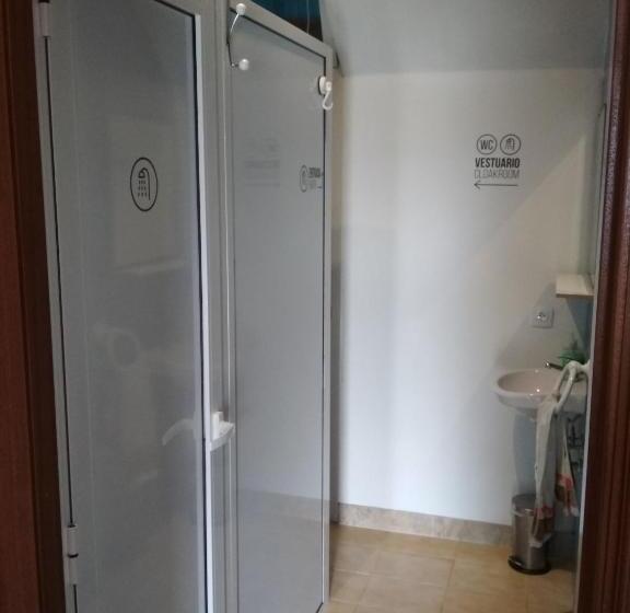 Стандартный внешний трехместный номер с ванной комнатой, Casa Do Marabillas Hostel