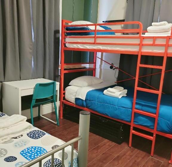 Quarto Triplo Standard Casa de Banho Partilhada, Orange Village Hostel