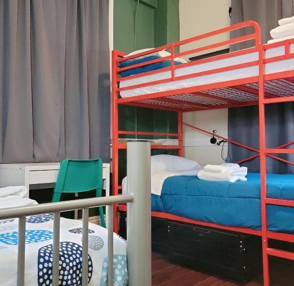 Quarto Triplo Standard Casa de Banho Partilhada, Orange Village Hostel