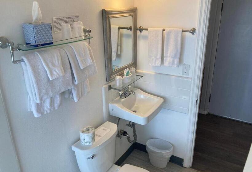 Family Suite, Tillicum Beach Motel   Formerly Deane S Oceanfront Lodge