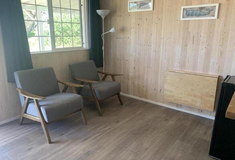 带大床的套房, Tillicum Beach Motel   Formerly Deane S Oceanfront Lodge