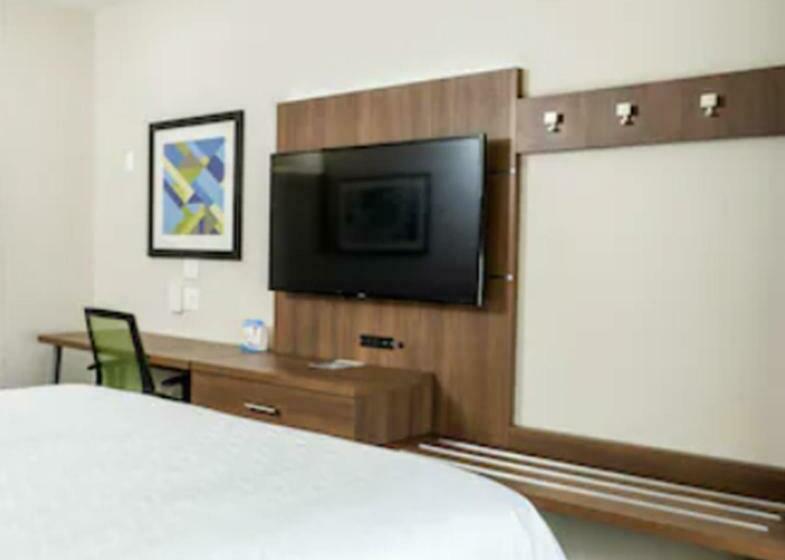 Номер Стандарт, Holiday Inn Express & Suites   Lake Forest, An Ihg
