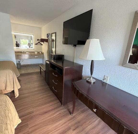 带2个双人床的标准工作室, Pinetree Inn