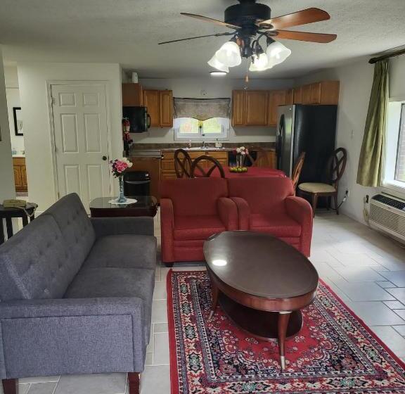 Cabana, Pinetree Inn