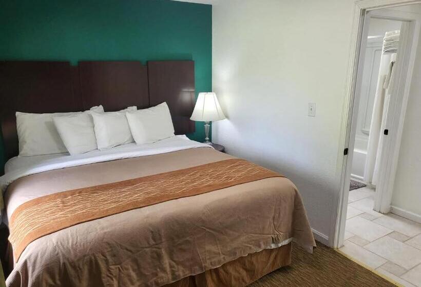 Cabana, Pinetree Inn