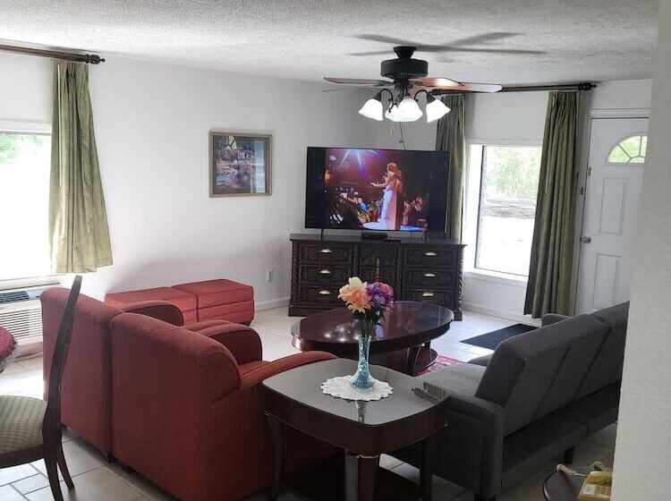 Cabana, Pinetree Inn