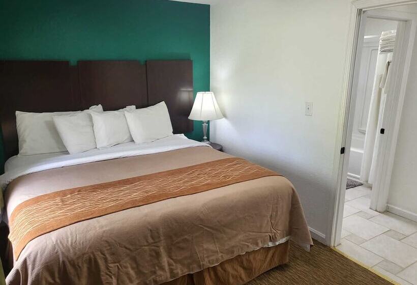 Cabana, Pinetree Inn