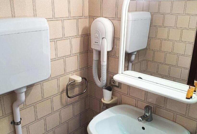 Superior room with lake view, Residence Hotel Maxi